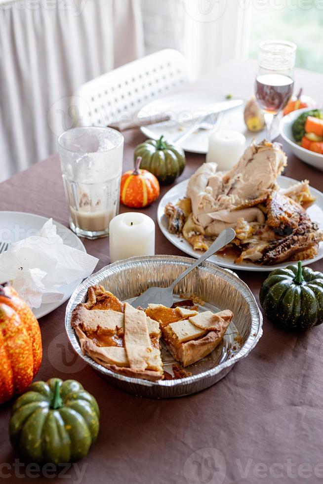 hoge hoekmening van Thanksgiving-tafel na feest, restjes en vuile vaat foto
