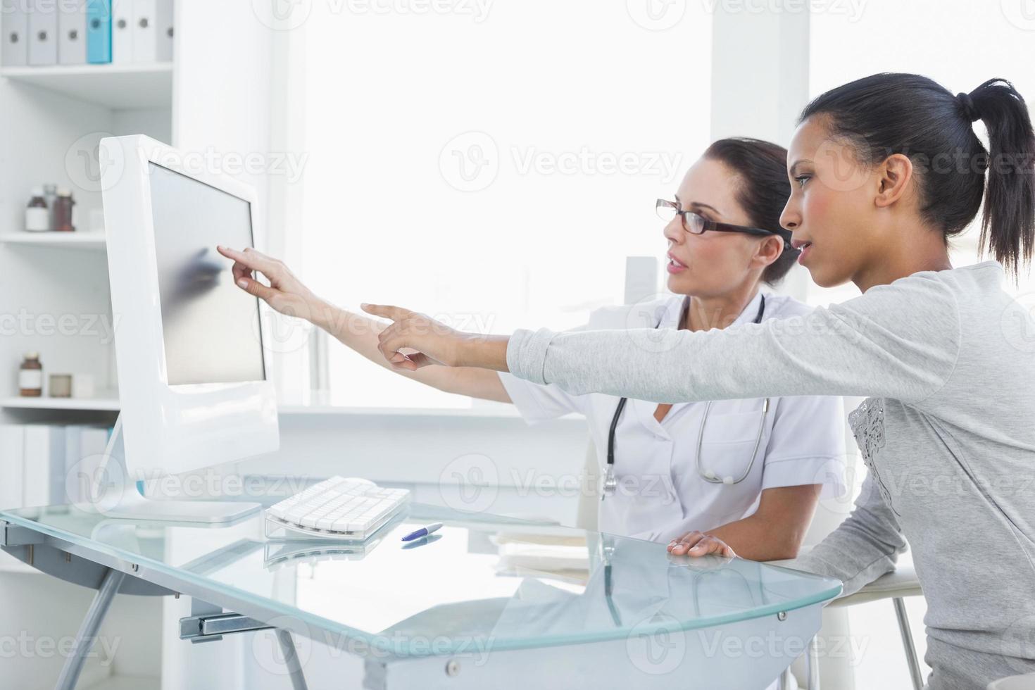 arts die patiëntresultaten op de computer toont foto
