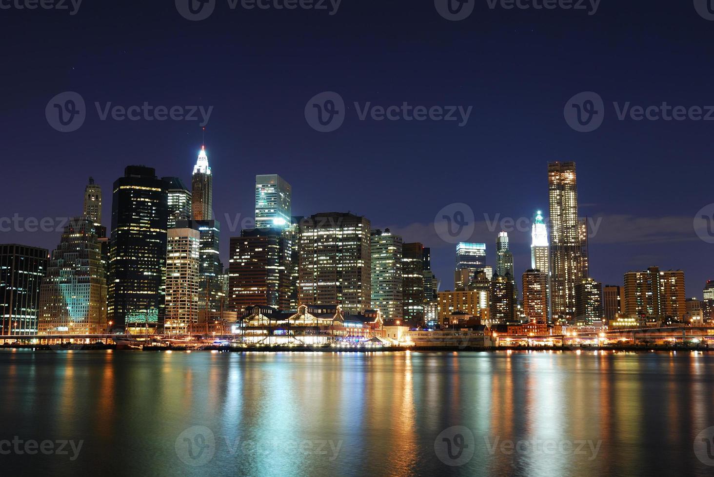 manhattan 's nachts in new york city foto