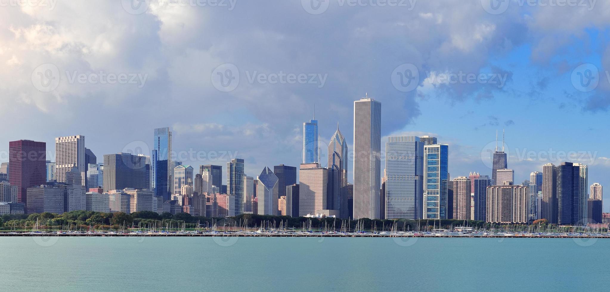 chicago skyline over het meer van michigan foto