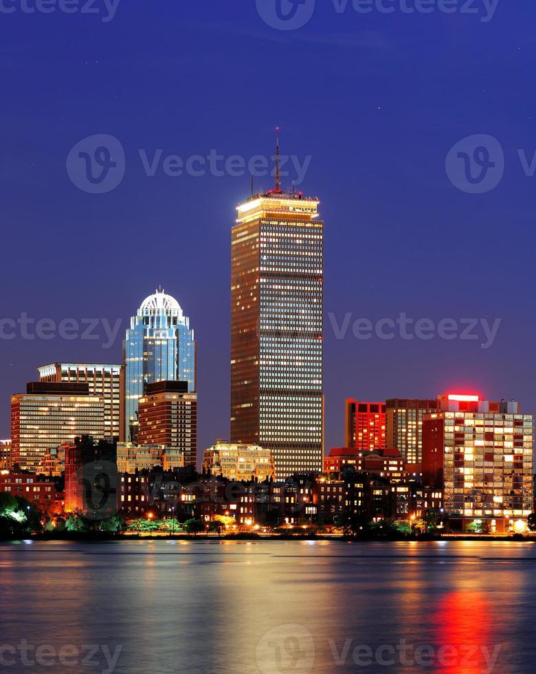 boston skyline van de stad in de schemering foto