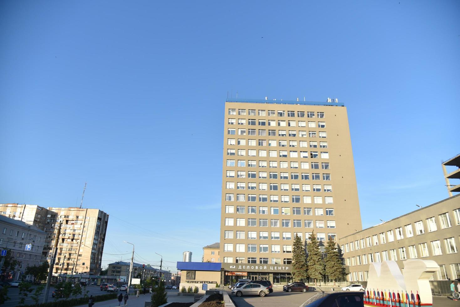 grijs hoog regeringsgebouw tegen de lucht in chelyabinsk foto