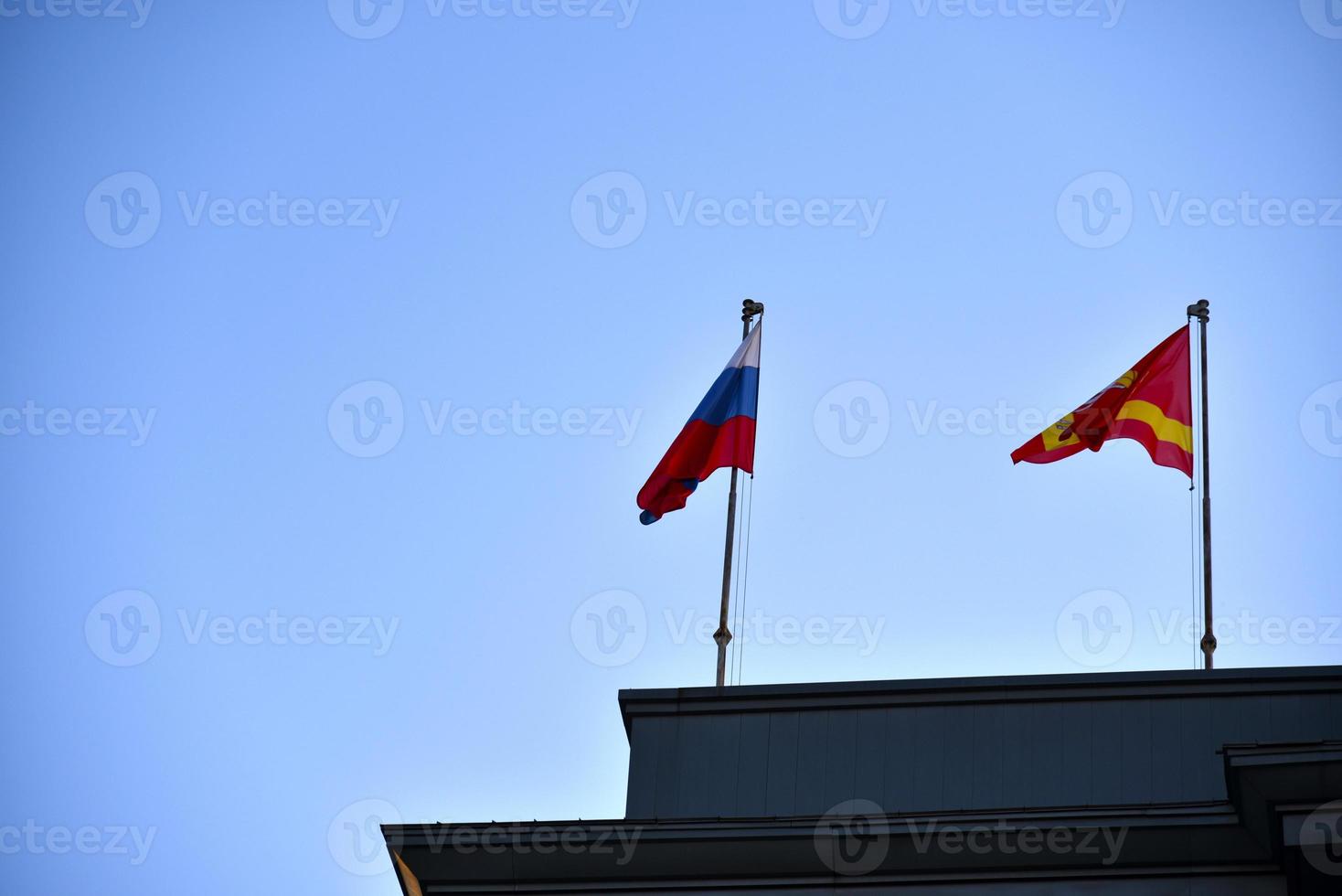 de Russische vlag en de regio Tsjeljabinsk op het regeringsgebouw foto