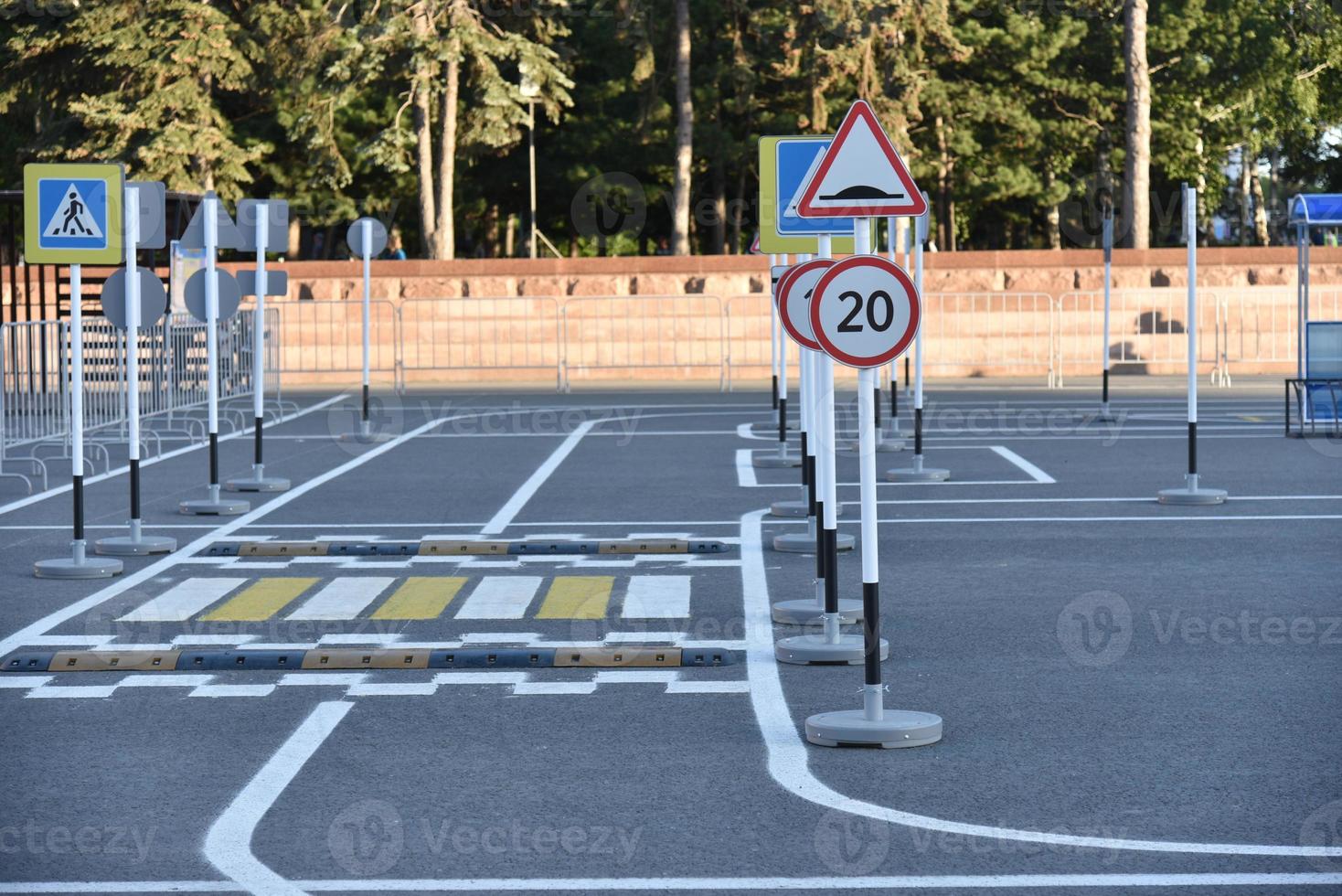 kinderweg met verkeersborden en markeringen foto