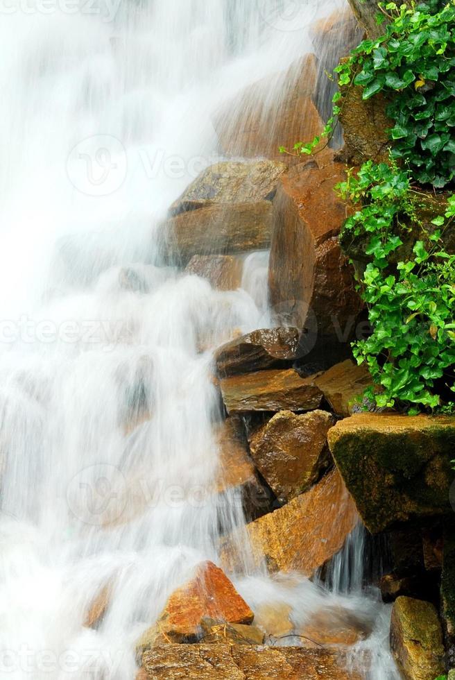 waterval over rotsen foto