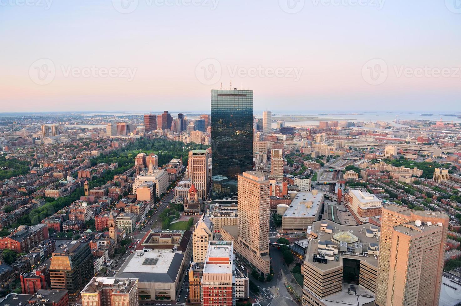 skyline van de stad bij zonsondergang foto