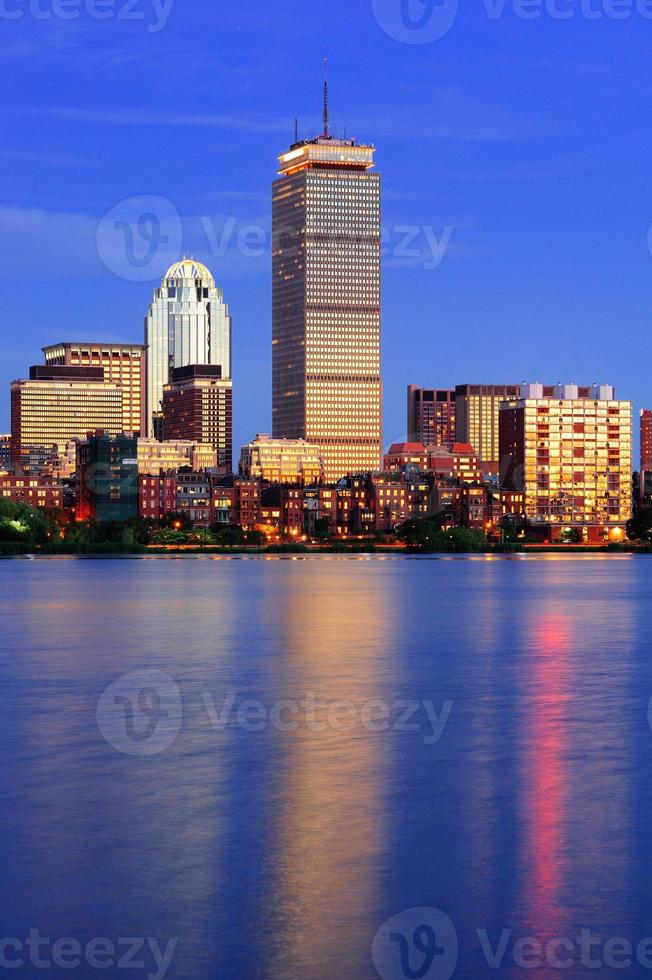 boston skyline van de stad in de schemering foto