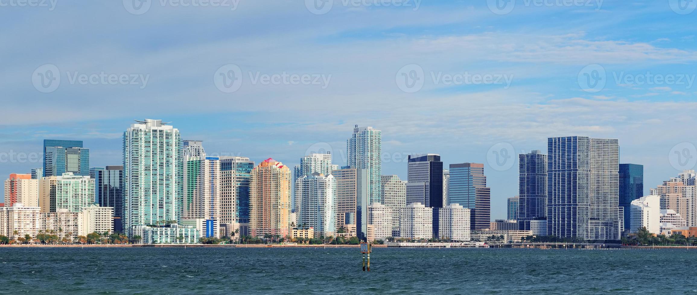 Miami skyline uitzicht op het water foto