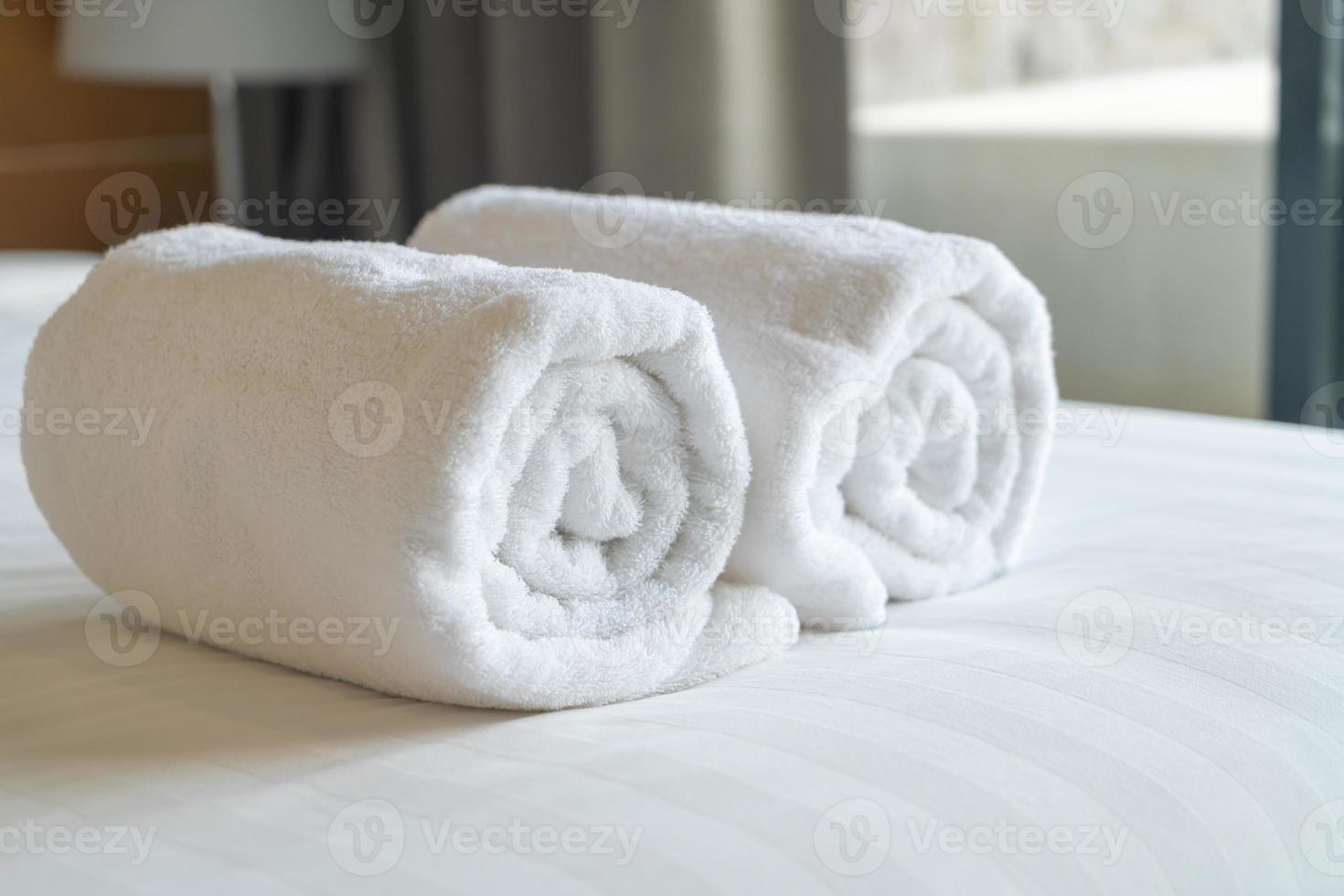 witte handdoek op bed in slaapkamer foto