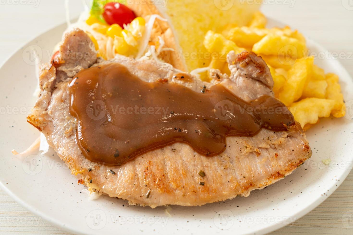 varkenssteak met zwarte pepers jussaus foto