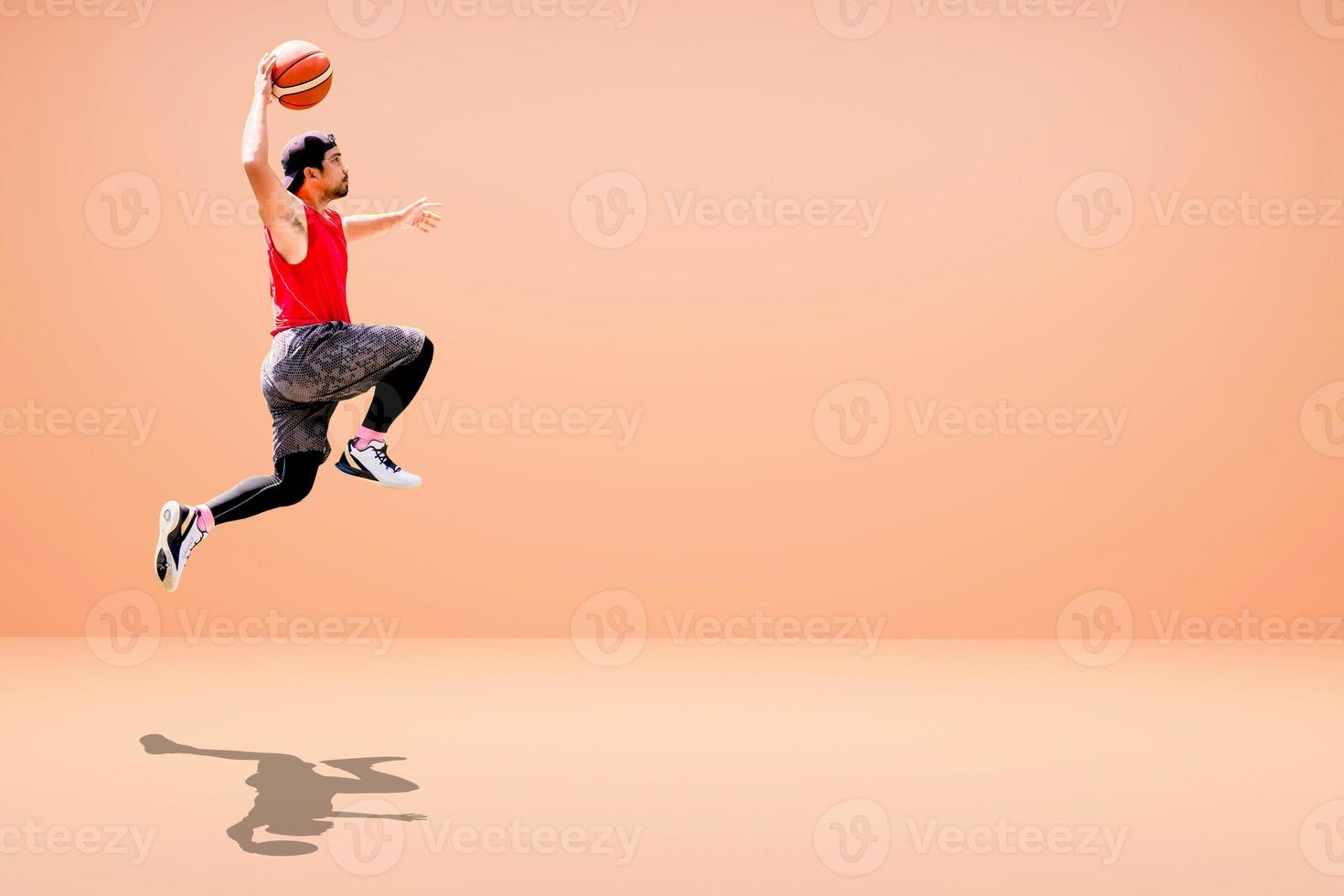 Aziatische basketbalspeler op gekleurde achtergrond foto