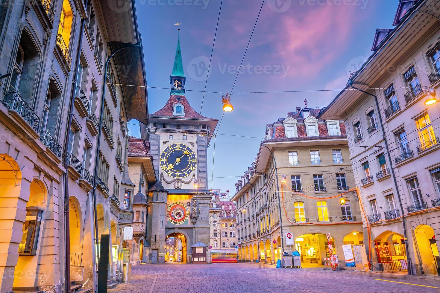 winkelstraten in het historische oude stadscentrum van Bern, stadsgezicht in zwitserland foto