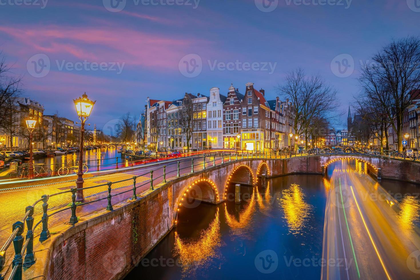 de skyline van de binnenstad van amsterdam. stadsgezicht in nederland foto