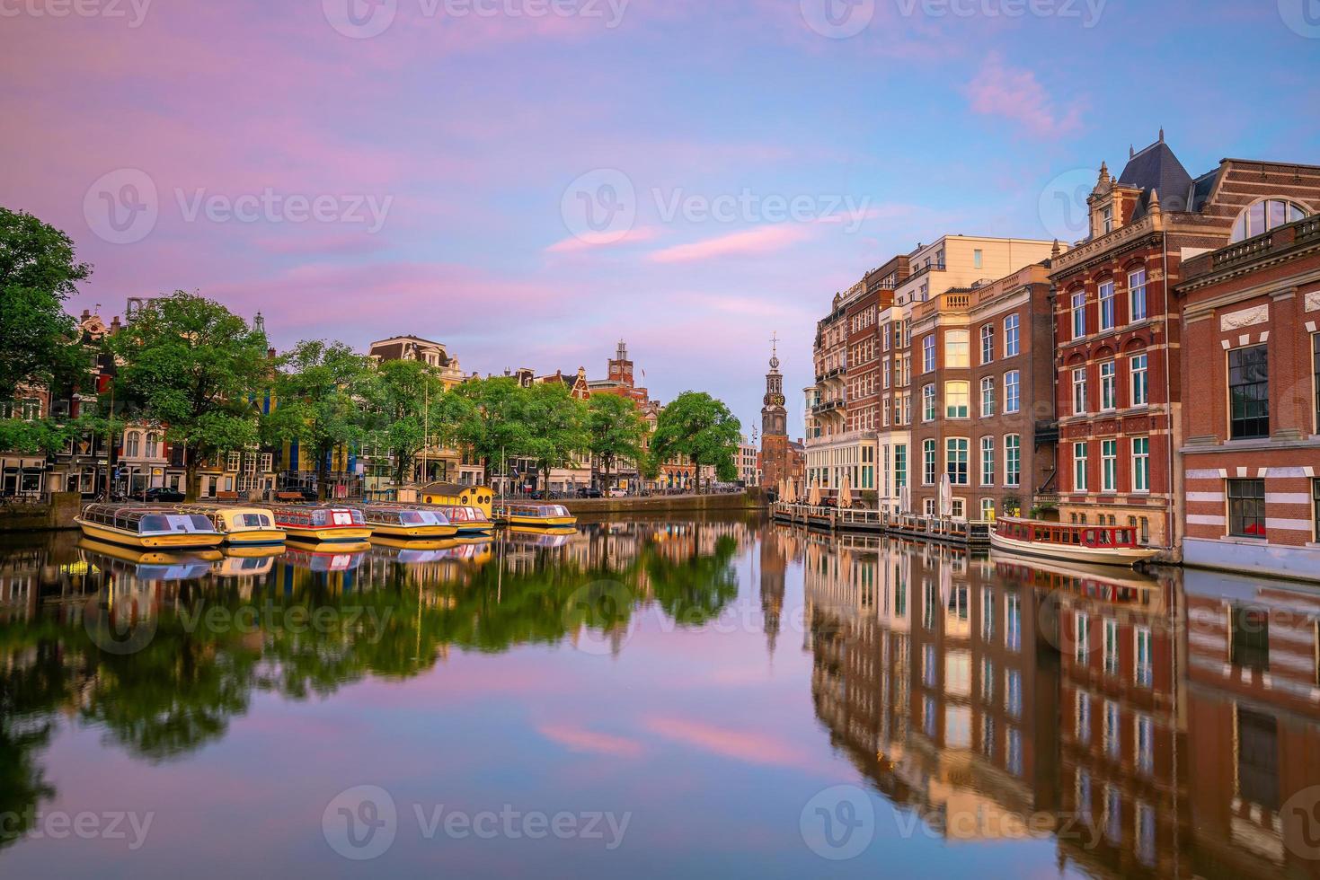 de skyline van de binnenstad van amsterdam. stadsgezicht in nederland foto