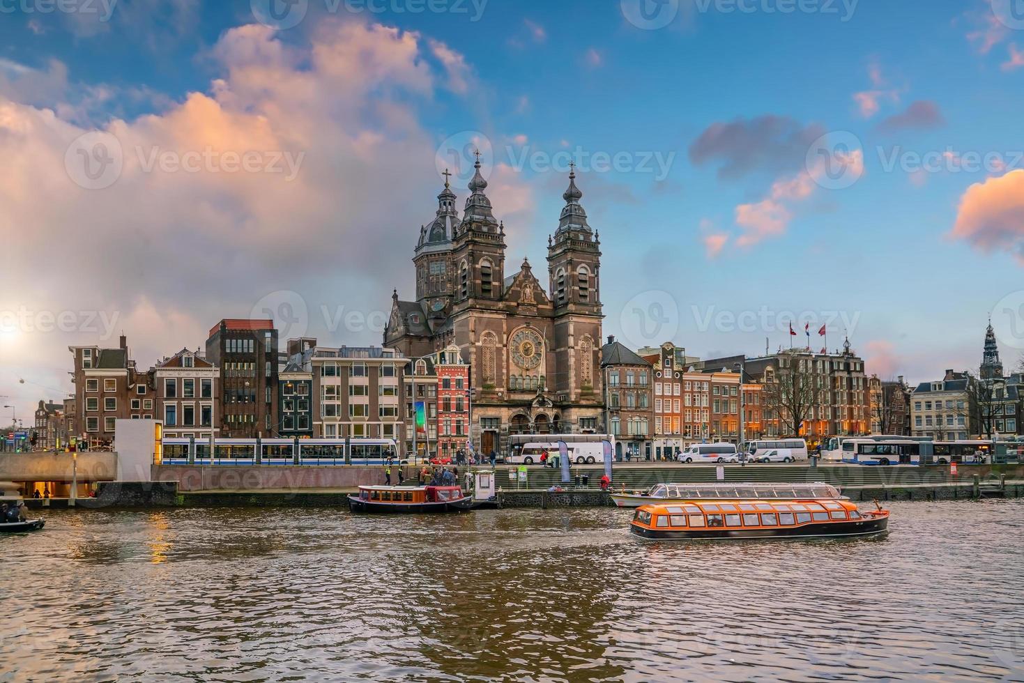 de skyline van de binnenstad van amsterdam. stadsgezicht in nederland foto