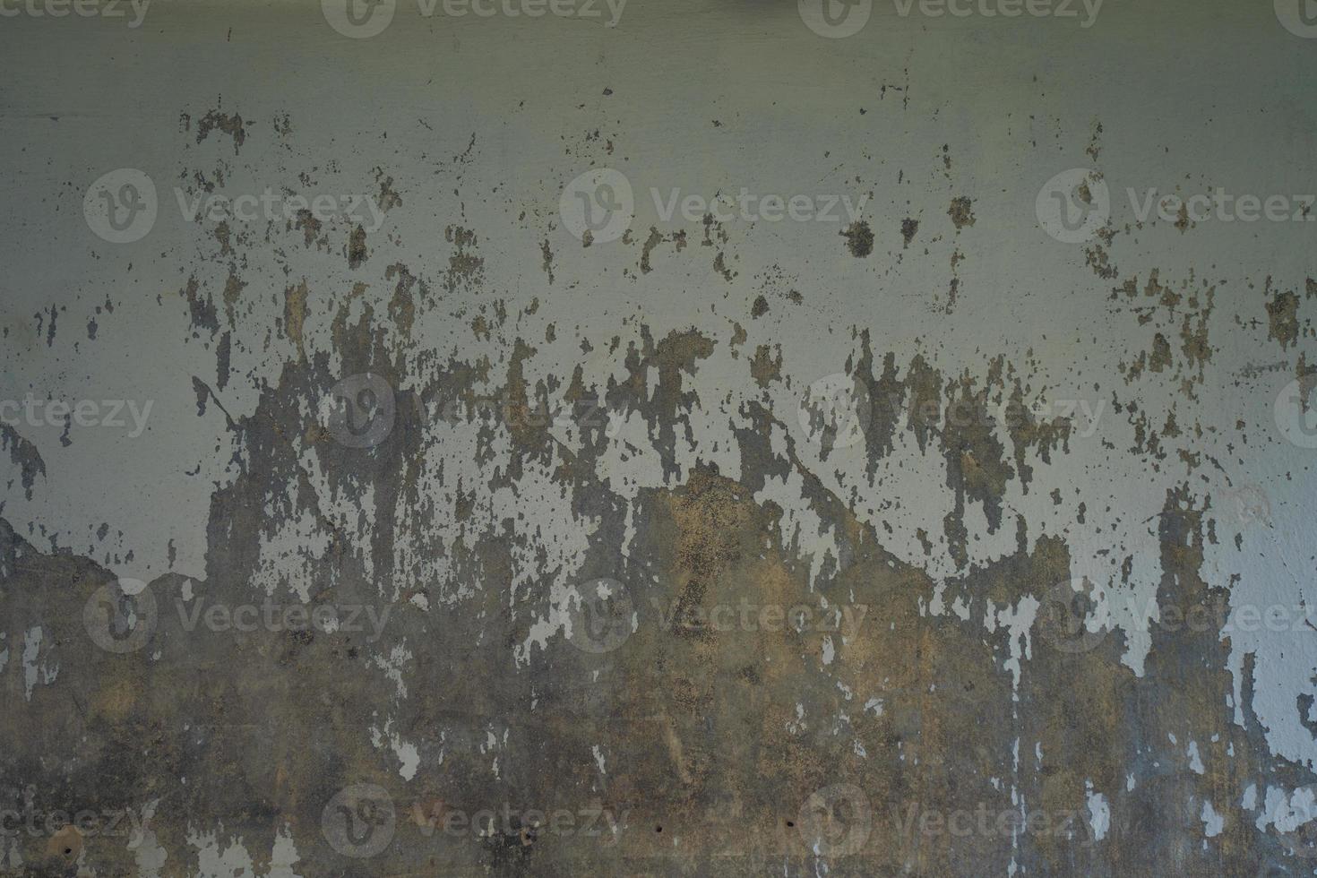 textuur van oude grijze betonnen muur voor achtergrond. ruwe textuur op grijze muur ruwe vorm door afbladderende verflaag door regen foto