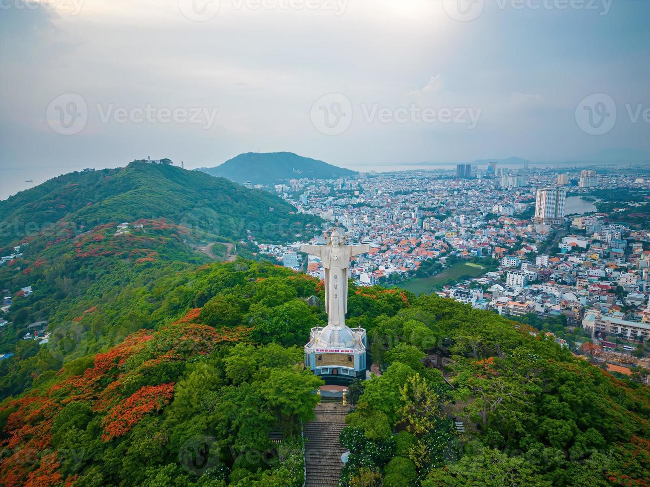 bovenaanzicht van vung tau met standbeeld van jezus christus op de berg. de meest populaire lokale plek. christus de koning, een standbeeld van jezus. reisconcept. foto