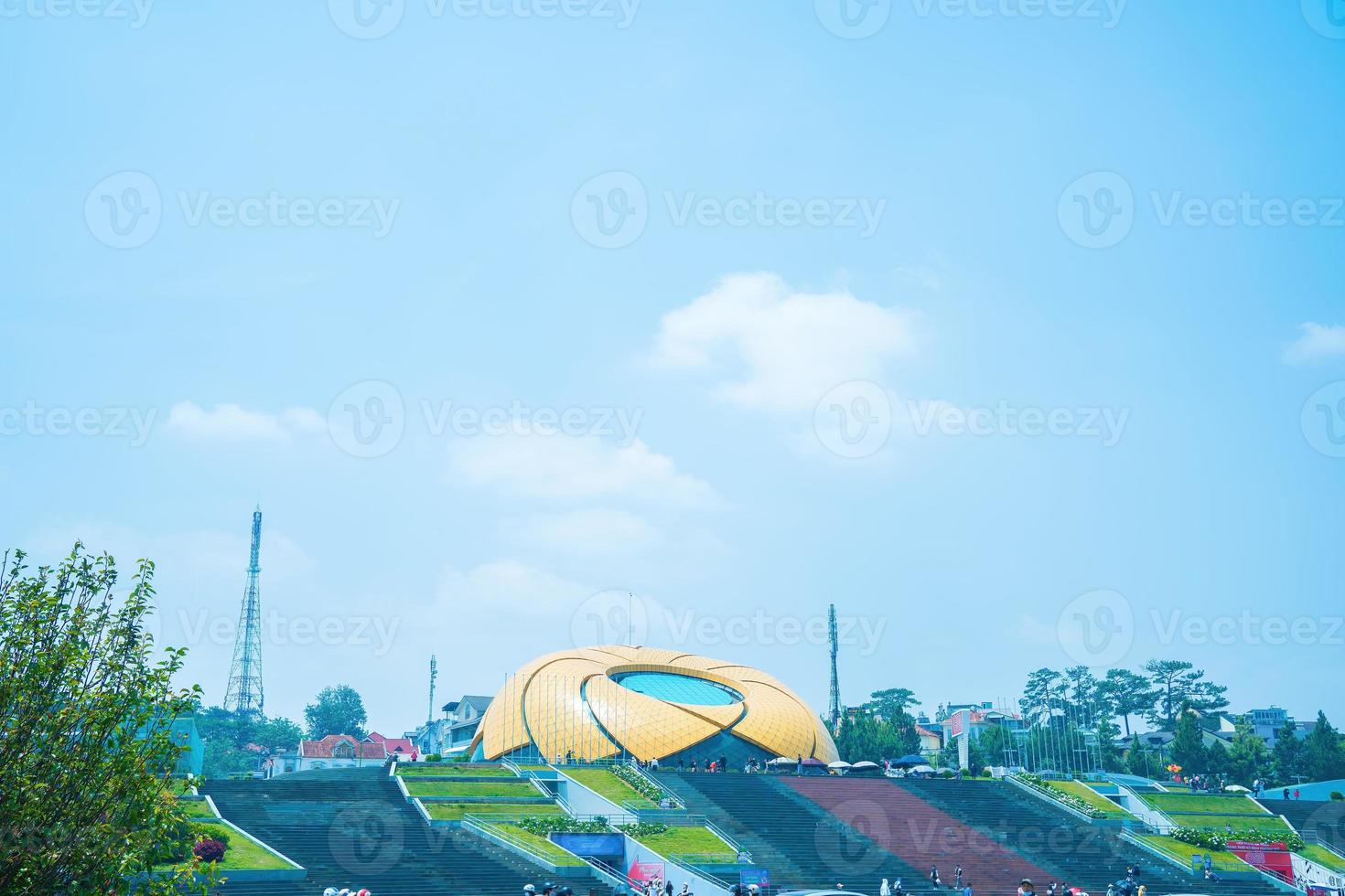 een uitzicht op het lam vien-plein aan de oever van het xuan huong-meer. in Vietnam is da lat een populaire bestemming die duizenden toeristen trekt. foto