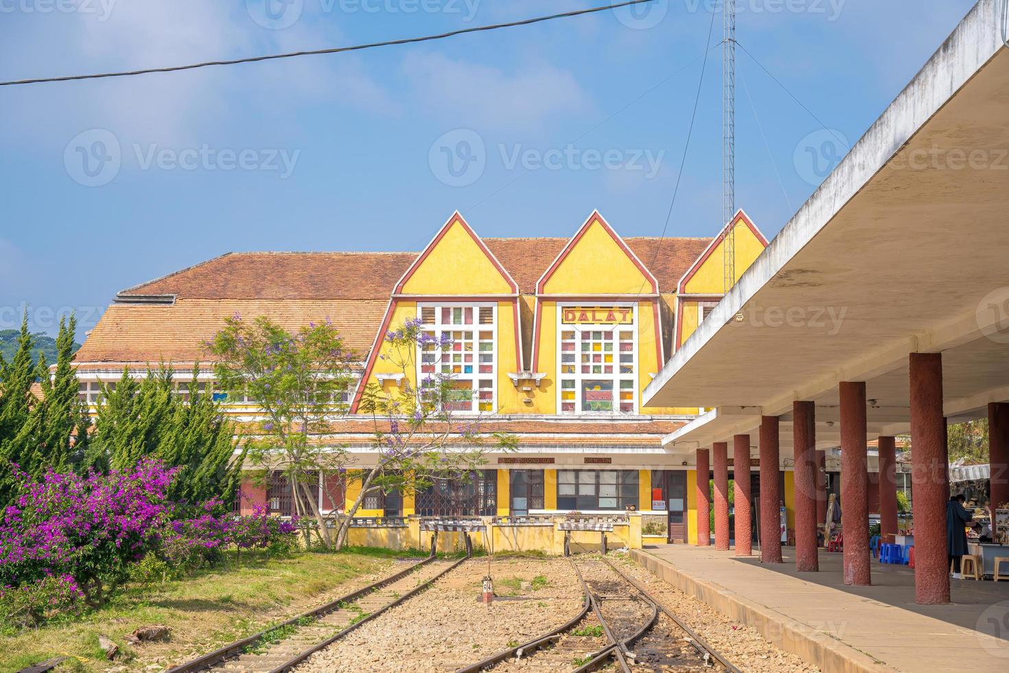 oud treinstation is een beroemde plek, geschiedenisbestemming voor reizigers, franse architectuur antieke treintransporttoerist om te bezoeken in da lat, vietnam foto