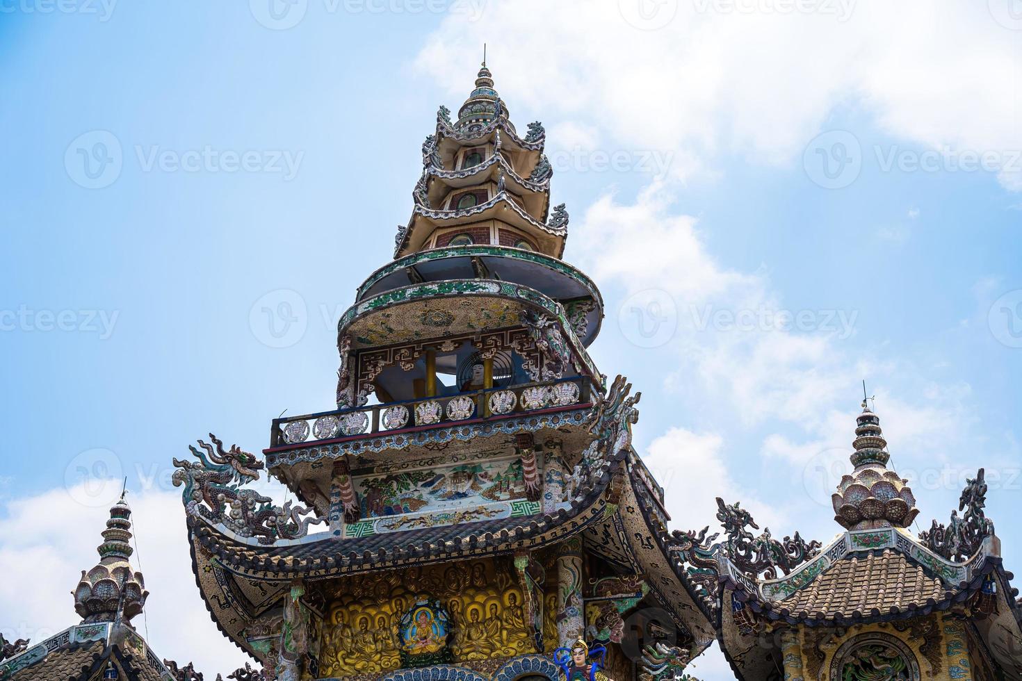 linh phuoc-pagode in da lat, vietnam. dalat's beroemde bezienswaardigheid, boeddhistische porseleinen glazen tempel. linh phuoc pagode in dalat vietnam ook wel drakenpagode genoemd. foto