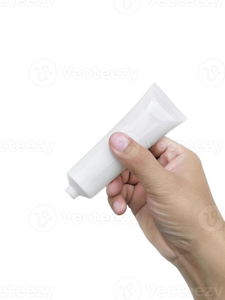 menselijke hand met cosmetische plastic buis geïsoleerd op een witte achtergrond foto