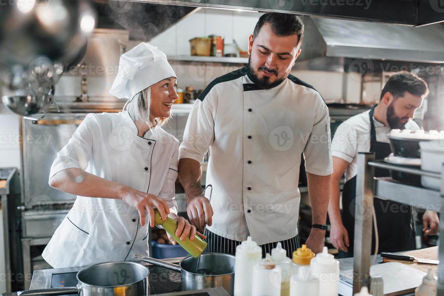 professionele chef-kok die voedsel in de keuken bereidt foto