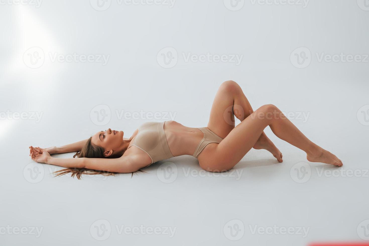 mooi slank lichaamstype. vrouw in ondergoed poseert in de studio foto