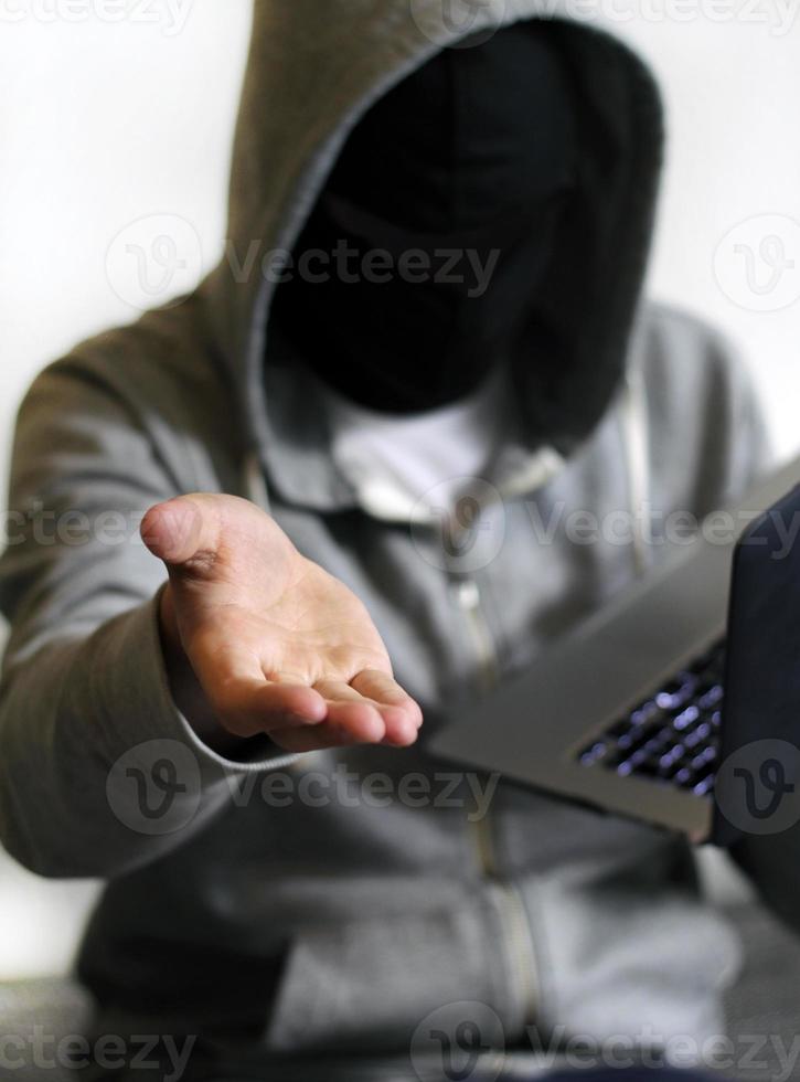 ransomware - hacker met laptop die geld eist foto