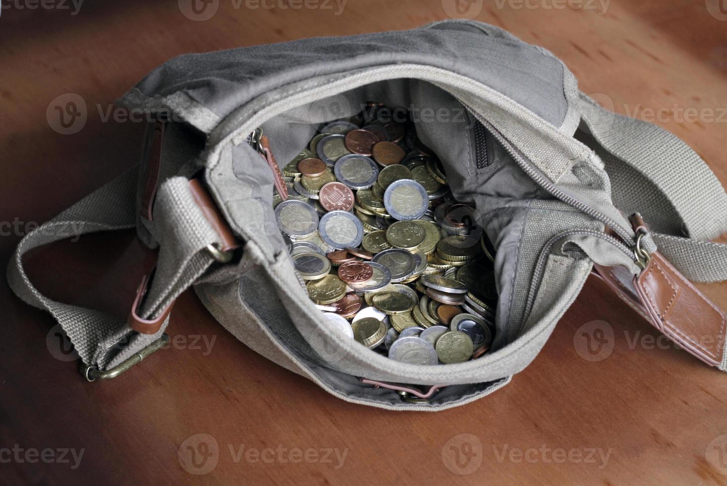 een boodschappentas gevuld met contant geld foto
