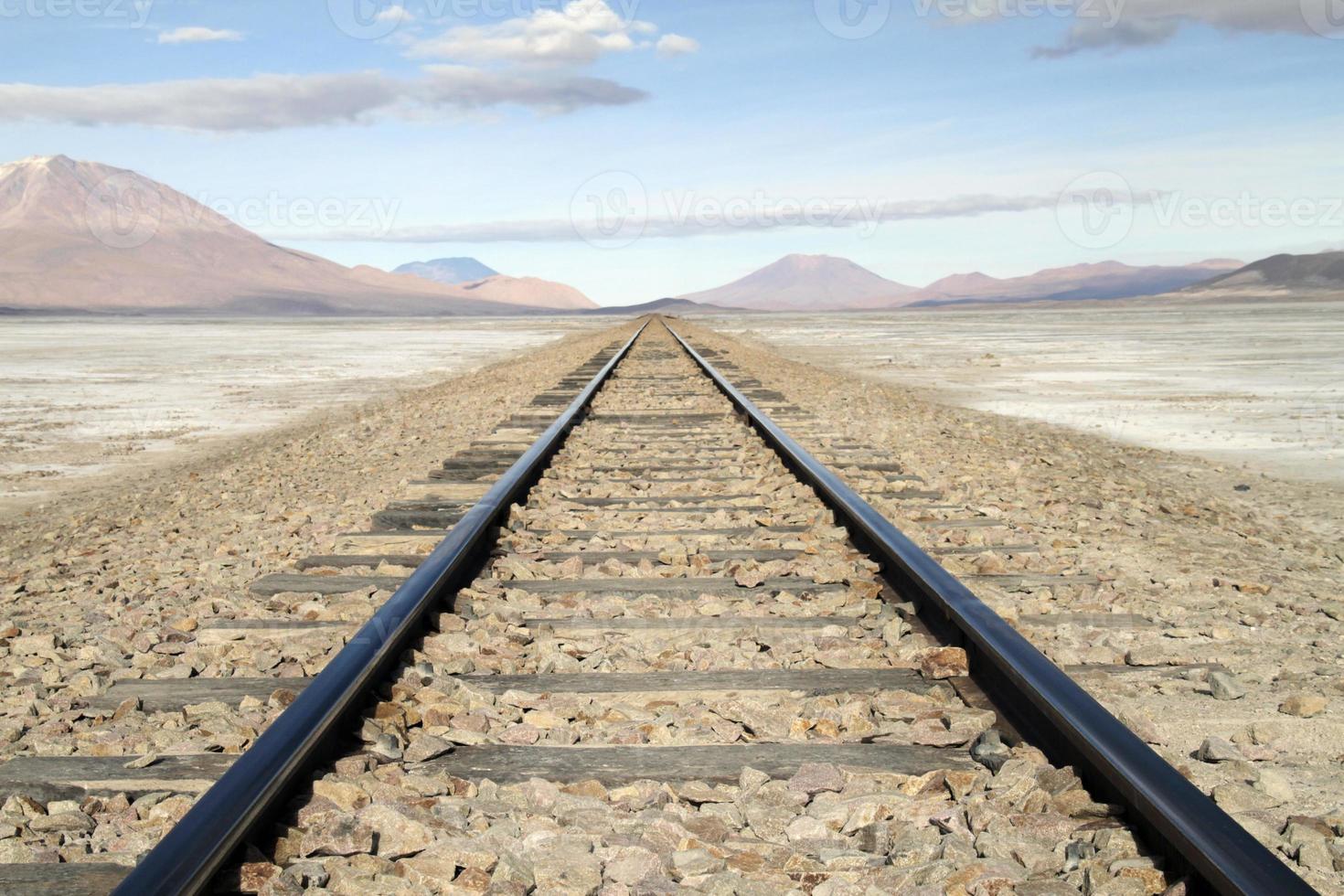 spoorlijnen die naar de horizon leiden in salar de uyuni, bolivia foto