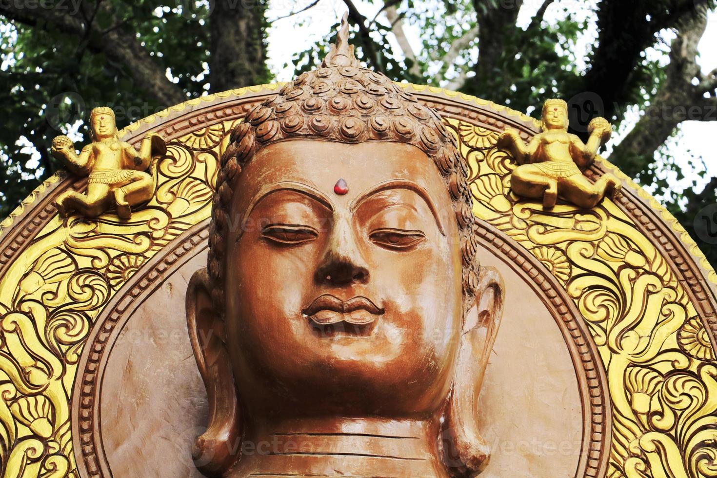 hoofd van boeddhabeeld. groot gouden hoofddeel van het standbeeld van Boedha in Thailand. foto