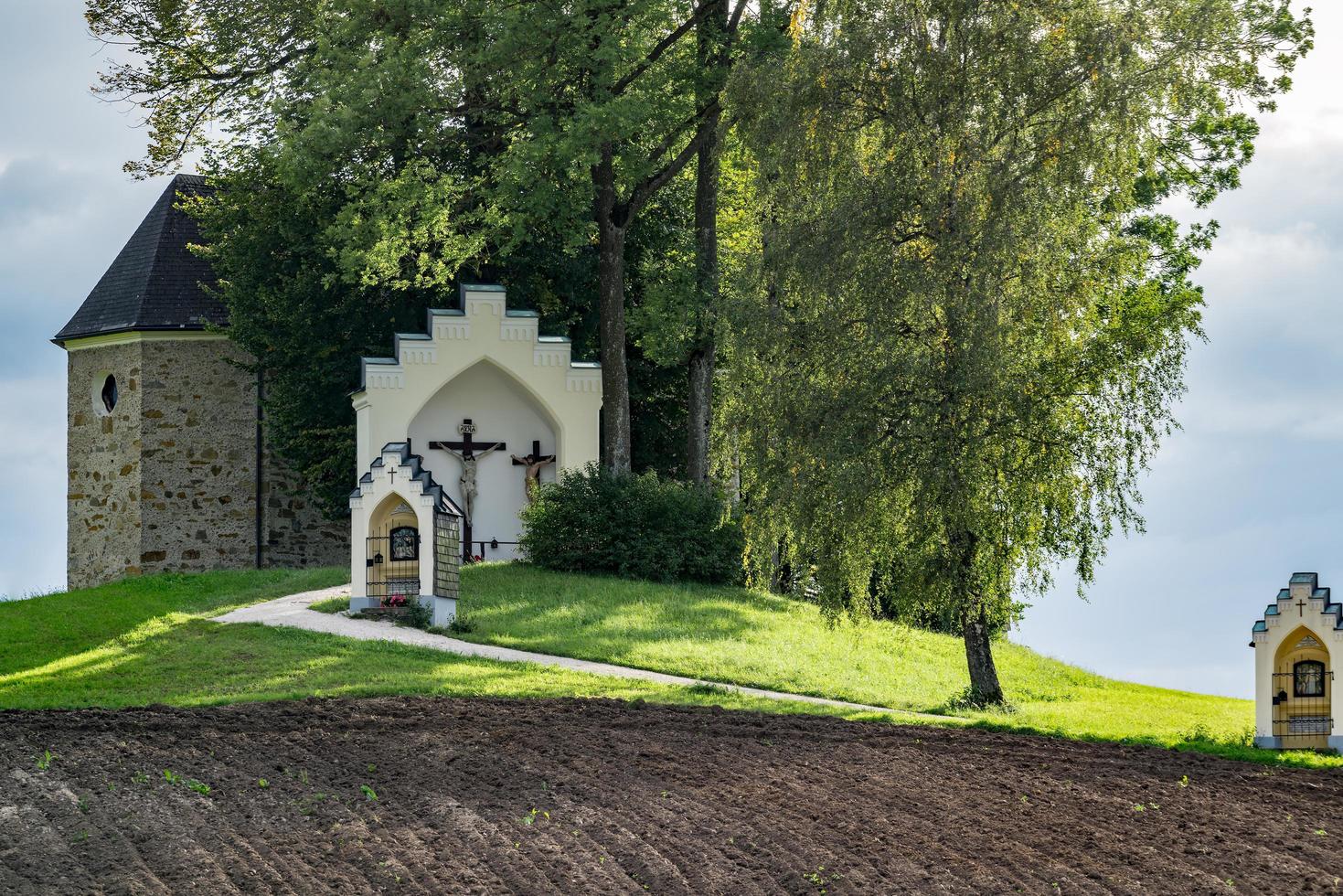 st. georgen, oostenrijk, 2017. calvary kerk in st georgen im attergau foto