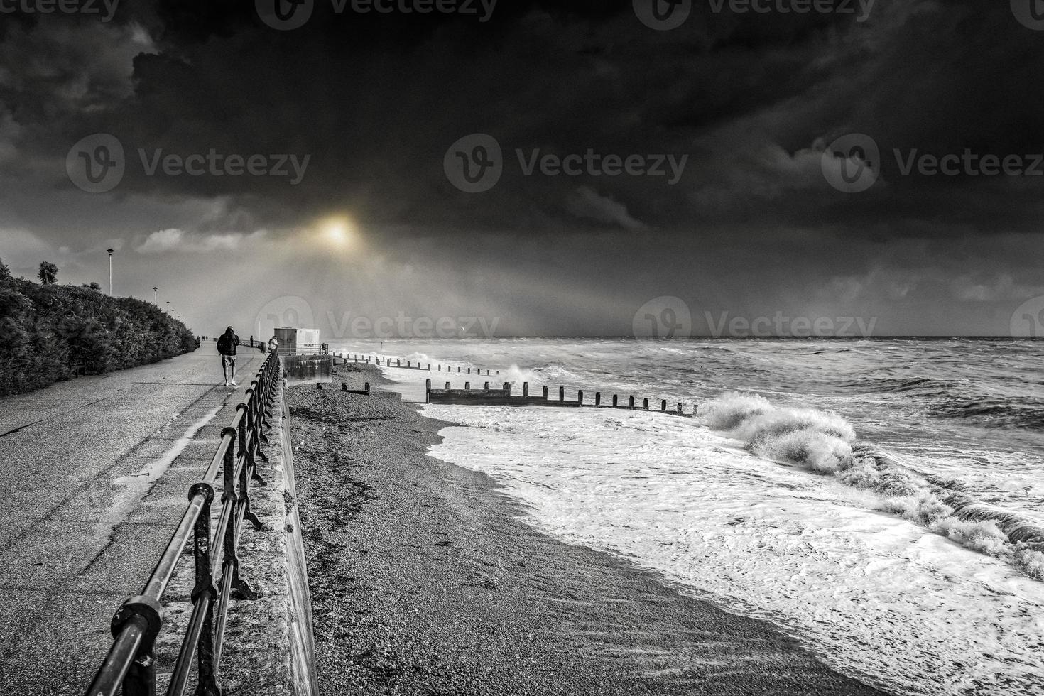 staart einde van storm Brian racet langs de kust van Eastbourne in East Sussex op 21 oktober 2017 foto