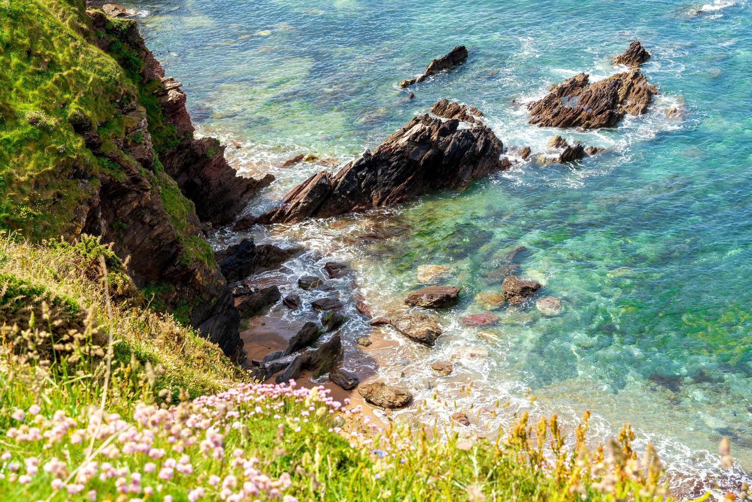 rotsen in de zee bij de buitenste hoop in devon foto