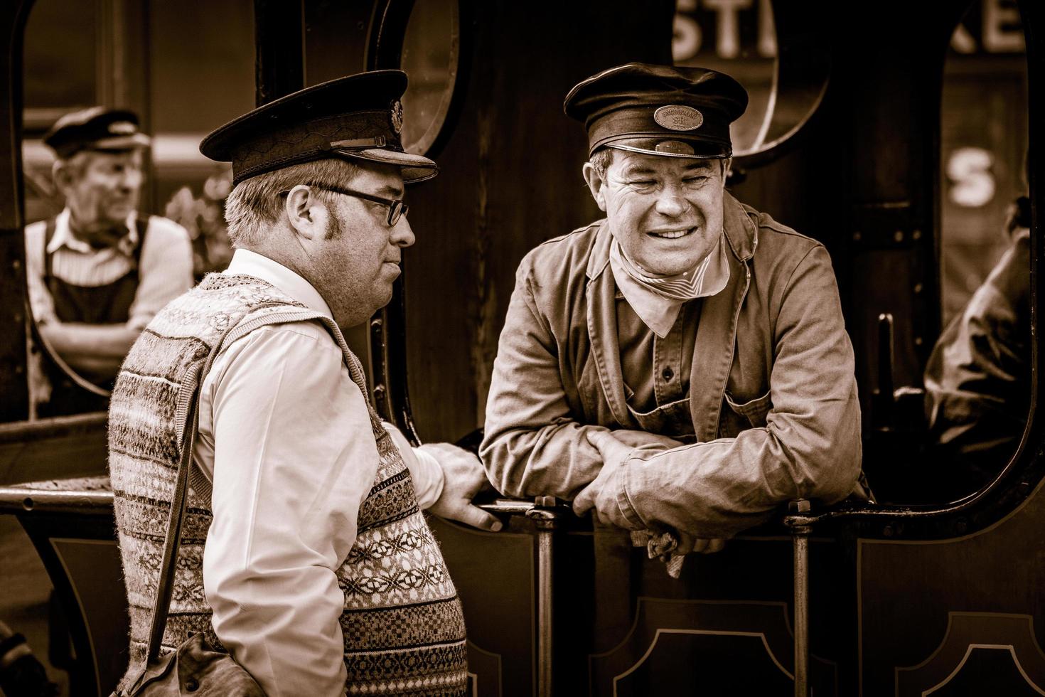 horsted keynes, west sussex, uk, 2011. machinist en conducteur op de re-enactment day in het zuiden foto