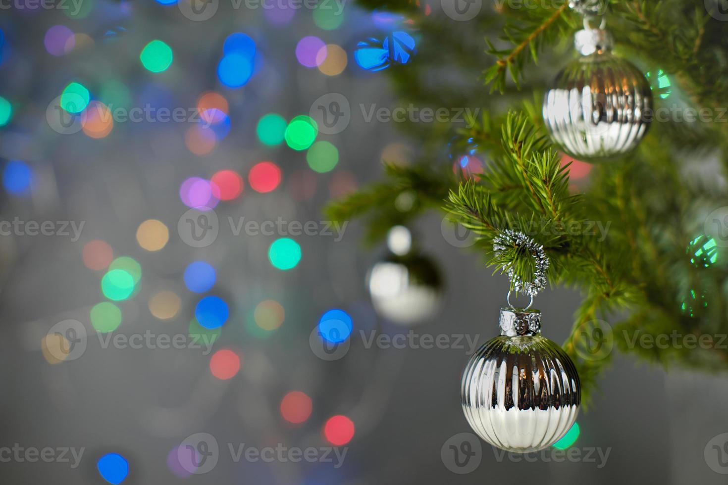 kerst selebration kaart. kerstboom versierd met ballen. foto