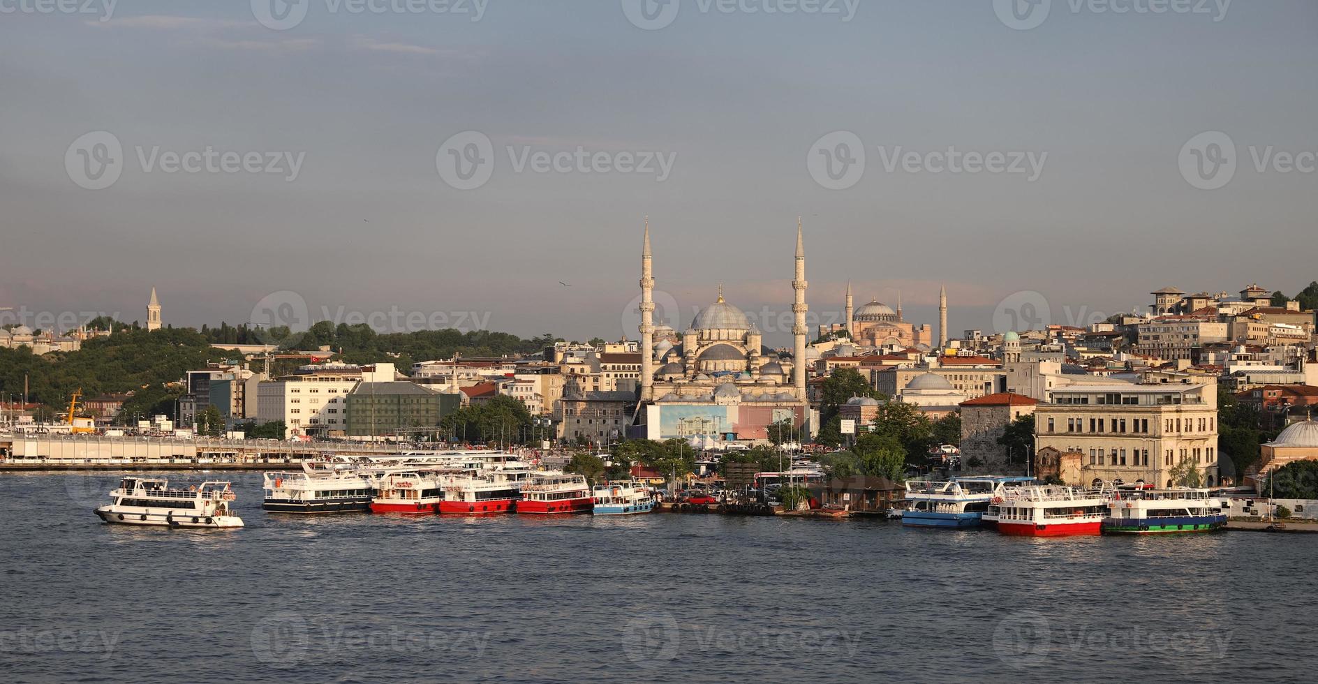 gouden hoorn en eminonu district in istanbul, turkije foto