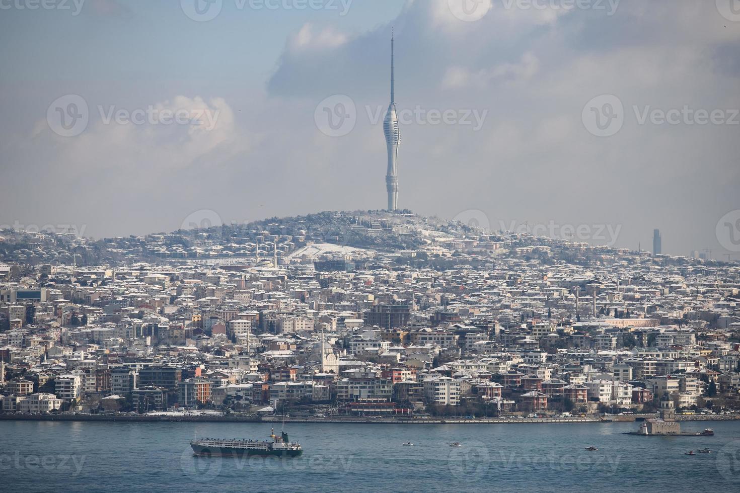 luchtfoto van de stad istanbul in besneeuwde dag foto