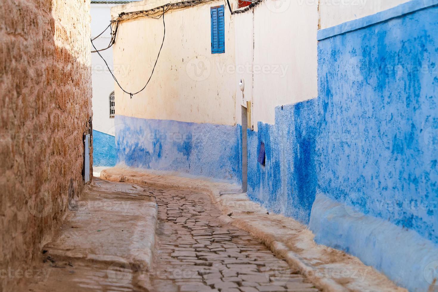 straat in kasbah van de udayas in rabat, marokko foto