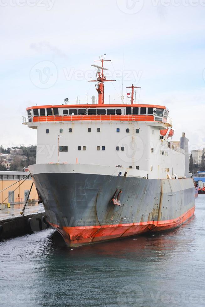 vrachtschip in de haven foto