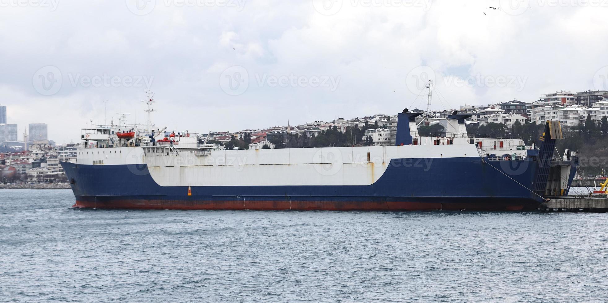 vrachtschip in de haven foto