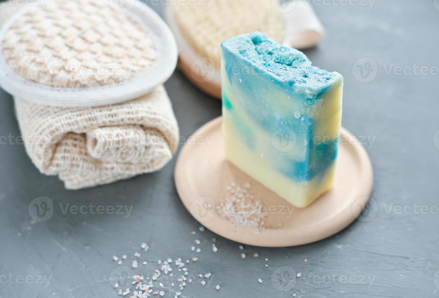 natuurlijke ambachtelijke zeep en katoenen washandje en spons voor gezichtsreiniging. zeemineralen en zoutzeep voor het gladmaken en exfoliëren van de huid foto