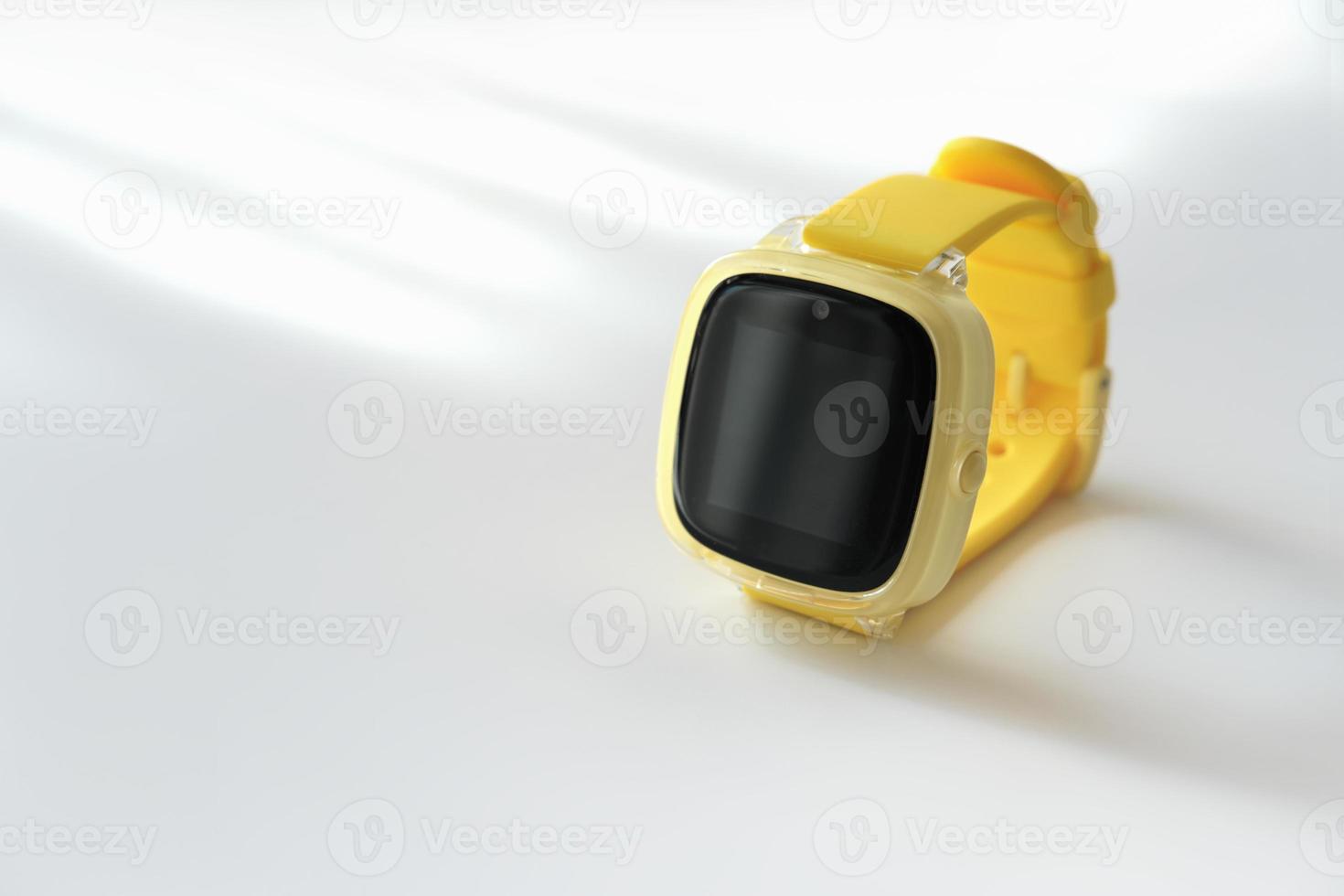 gele baby slimme horloge met gps-tracking op witte achtergrond. kinderveiligheid en communicatie. mobiel veiligheidshorloge met camera voor kinderen foto
