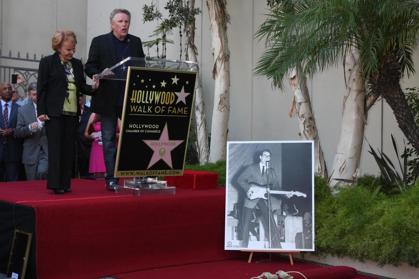 los angeles, 7 sep - maria elena holly, gary busey bij de buddy holly walk of fame ceremonie op de hollywood walk of fame op 7 september 2011 in los angeles, ca foto