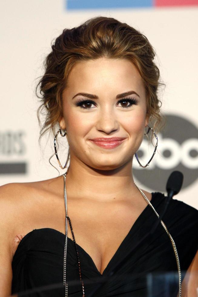 los angeles 12 okt - demi lovato op de 2010 american music awards nominaties persconferentie in de mixing room jw marriott op 12 oktober 2010 in los angeles, ca foto