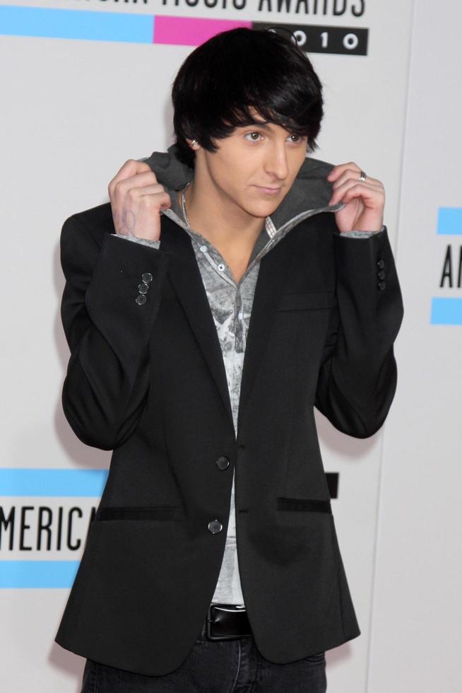 los angeles 21 nov - mitchel musso arriveert bij de 2010 american music awards in nokia theater op 21 november 2010 in los angeles, ca foto