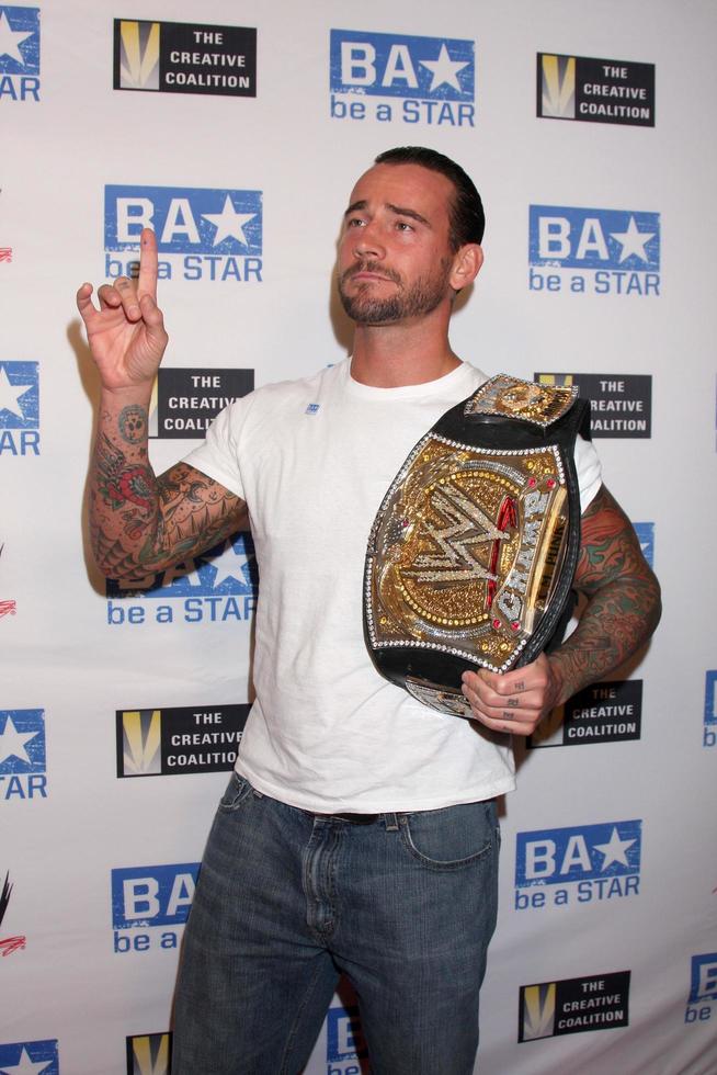 los angeles, 11 aug - phillip jack brooks aka cm punk arriveert op het be a star zomerevenement in het andaz hotel op 11 augustus 2011 in los angeles, ca foto