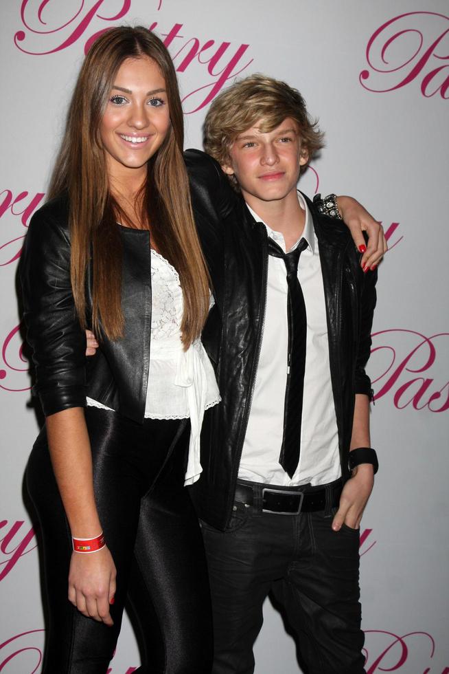 los angeles, 19 jan - jazmin feldman, cody simpson arriveert op cody simpsons 14e verjaardagsfeestje in pacific park bij santa monica pier op 19 januari 2011 in santa monica, ca foto