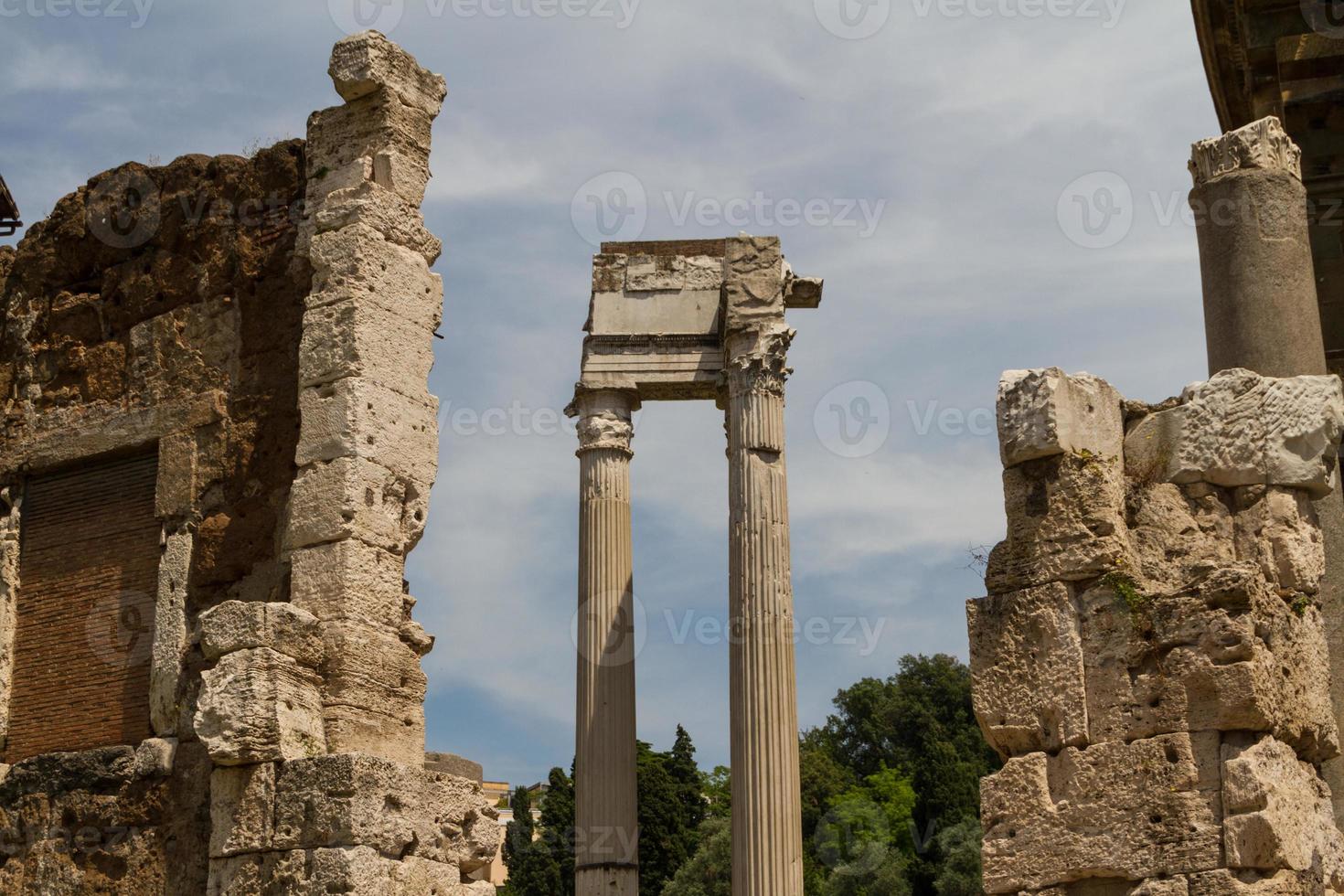 ruïnes door teatro di marcello, rome - italië foto