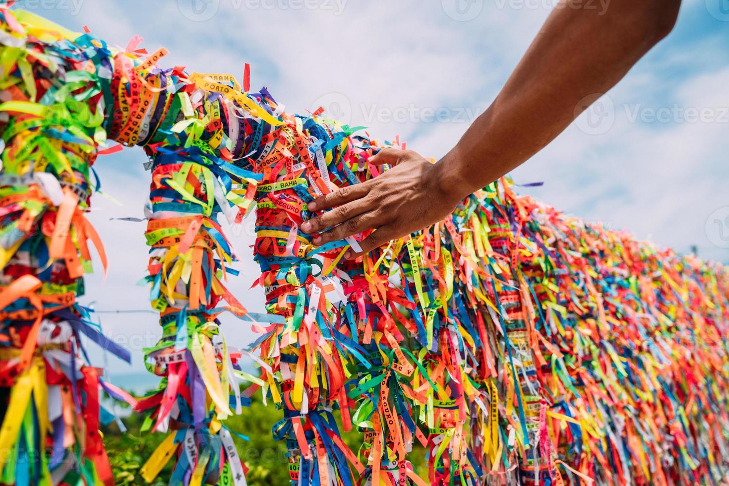 close-up van kleurrijke linten in arraial d'ajuda, bahia, brazilië. man hand een bestelling maken met Braziliaanse linten foto